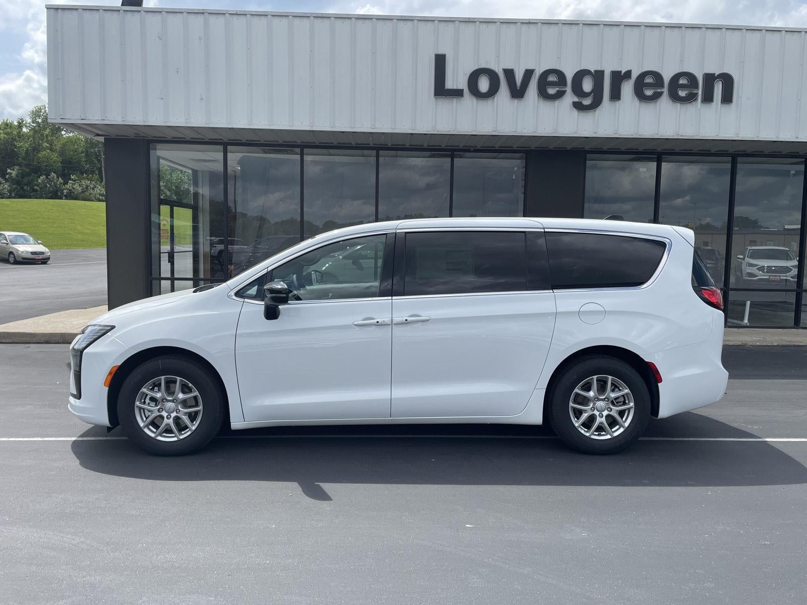 2027 Chrysler Pacifica Select's photo