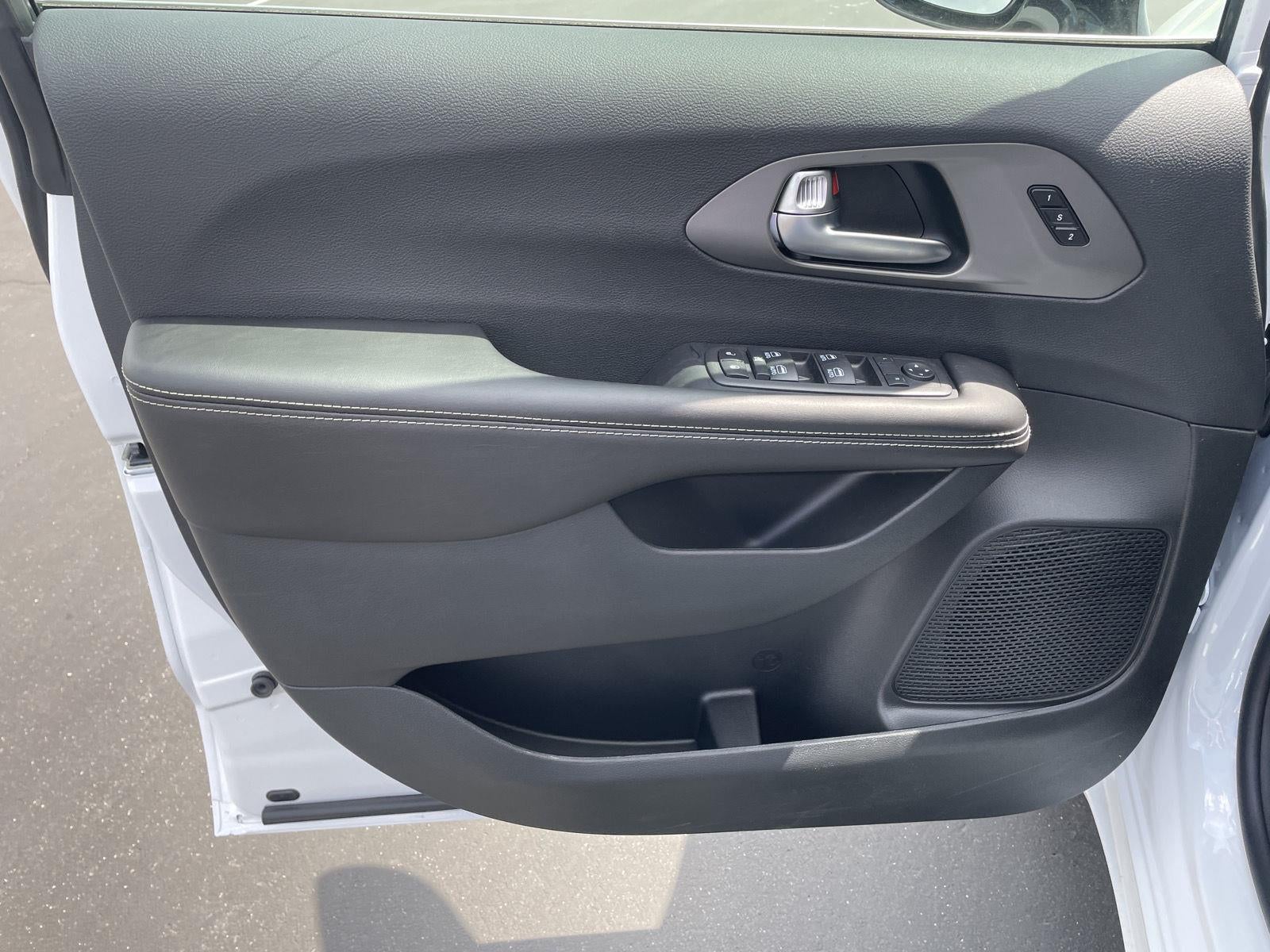 2027 Chrysler Pacifica PACIFICA SELECT